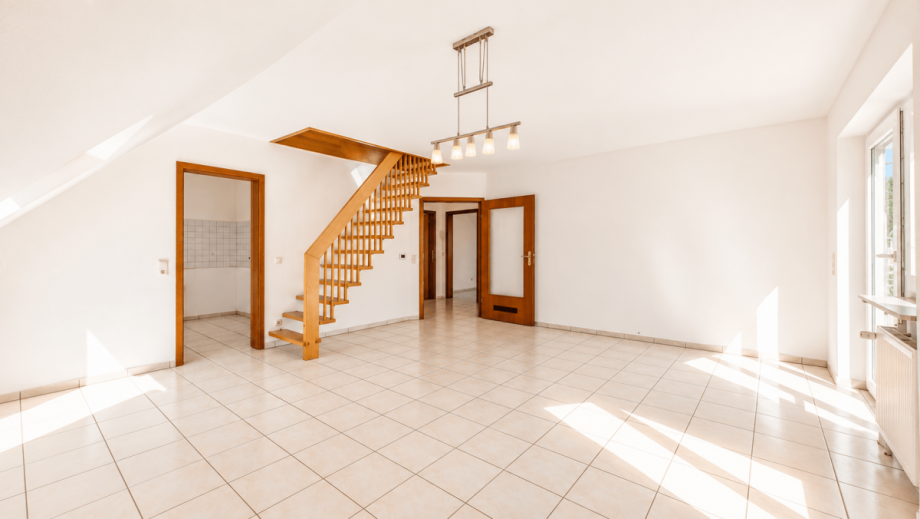 Heller Wohnraum mit Holztreppe und Sonnenlicht Maisonettewohnung Bad Neuenahr-Ahrweiler