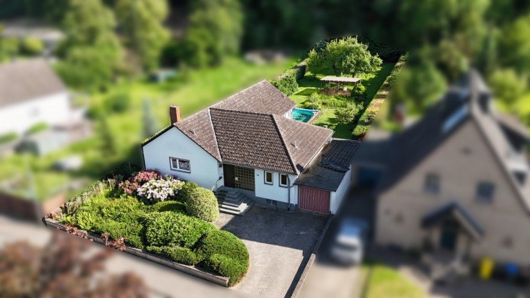 3260- Aussenansicht Sinzig Bungalow 1517 m� Freiheit - freistehender Bungalow mit Pool und gro�em Garten in Sinzig zu verkaufen