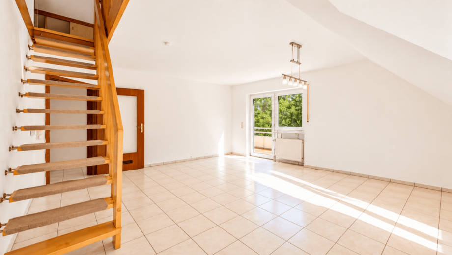 Heller Wohnraum mit Holztreppe und Sonnenlicht Maisonettewohnung Bad Neuenahr-Ahrweiler