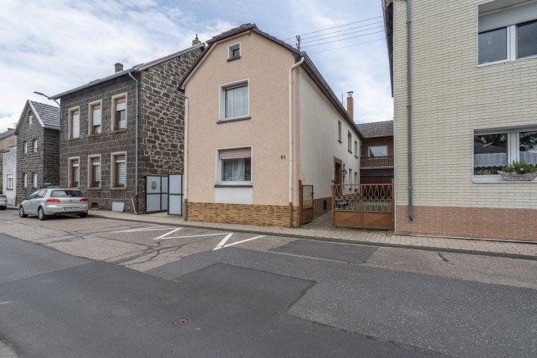 Au�enansicht Brohl-L�tzing Haus Brohl-L�tzing Einfamilienhaus mit viel Potenzial, Hof, Garten und Garage